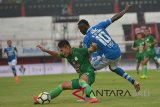 Pesepak bola PSMS Medan Danie Pratama (kiri) berebut bola dengan pemain Persib Bandung Ezechiel Ndouasel dalam pertandingan Sepak Bola Liga 1 di Stadion I Wayan Dipta, Gianyar, Bali, Jumat (9/11/2018). Persib Bandung kalah atas tim tamu PSMS Medan dengan skor 0-1. Antara Foto/Nyoman Budhiana.