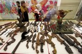 Pengunjung melihat pameran bertajuk 