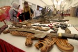 Pengunjung melihat pameran bertajuk 