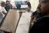 Peserta pameran menunjukkan naskah kuno dalam pameran bertajuk 