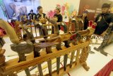 Pengunjung melihat pameran bertajuk 