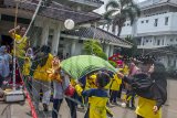 Sejumlah siswa dan orang tua bermain voli sarung saat pesta anak bangsa di Karawang, Jawa Barat, Selasa (20/11/2018). Kegiatan tersebut bertujuan untuk menimbulkan kerjasama, ketangkasan, dan kekompakan bersama orangtua dalam tumbuh kembang serta pemenuhan hak anak. ANTARA JABAR/M Ibnu Chazar/agr.
