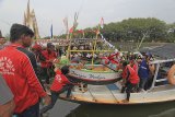 Warga mengikuti prosesi larung sesaji saat acara Pesta Laut Nelayan di Karangsong, Indramayu, Jawa Barat, Minggu (25/11/2018). Pesta laut nelayan yang digelar setahun sekali tersebut sebagai bentuk syukur nelayan atas tangkapan ikan. ANTARA JABAR/Dedhez Anggara/agr.