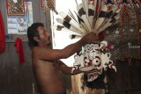 Seorang warga Jalaq (48) menyiapkan topeng Hudoq Nebeeq yang akan digunakan untuk membawakan tarian di Kampung Tering Lama, Kecamatan Tering, Kabupaten Kutai Barat, Kalimantan Timur, Jumat (2/11/2018). Ritual Tarian Hudoq Nebeeq yang rutin digelar setiap Oktober pada akhir masa Menugal (menanam padi di ladang) tersebut, merupakan ungkapan rasa syukur serta memohon kepada sang Pencipta agar ladang mereka tidak diganggu roh jahat. ANTARA FOTO/Sugeng Hendratno/jhw

