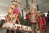 Sejumlah anak membawakan ritual tarian Hudoq Nebeeq di Kampung Tering Lama, Kecamatan Tering, Kabupaten Kutai Barat, Kalimantan Timur, Jumat (2/11/2018). Ritual Tarian Hudoq Nebeeq yang rutin digelar setiap Oktober pada akhir masa Menugal (menanam padi di ladang) tersebut, merupakan ungkapan rasa syukur serta memohon kepada sang Pencipta agar ladang mereka tidak diganggu roh jahat. ANTARA FOTO/Sugeng Hendratno/jhw

