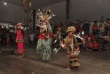 Sejumlah anak membawakan ritual tarian Hudoq Nebeeq di Kampung Tering Lama, Kecamatan Tering, Kabupaten Kutai Barat, Kalimantan Timur, Jumat (2/11/2018). Ritual Tarian Hudoq Nebeeq yang rutin digelar setiap Oktober pada akhir masa Menugal (menanam padi di ladang) tersebut, merupakan ungkapan rasa syukur serta memohon kepada sang Pencipta agar ladang mereka tidak diganggu roh jahat. ANTARA FOTO/Sugeng Hendratno/jhw

