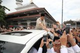 Calon Presiden nomor urut 02 Prabowo Subianto (tengah) menyapa pendukungnya saat berkunjung ke kawasan wisata religi Makam dan Masjid Sunan Ampel di Surabaya, Jawa Timur, Jumat (2/11/2018). Kunjungan Prabowo Subianto ke kawasan wisata religi Makam dan Masjid Sunan Ampel tersebut menutup rangkaian kegiatannya berkampanye selama tiga hari di Jawa Timur. Antara Jatim/Moch Asim/ZK.