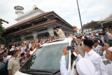 Calon Presiden nomor urut 02 Prabowo Subianto (tengah) menyapa pendukungnya saat berkunjung ke kawasan wisata religi Makam dan Masjid Sunan Ampel di Surabaya, Jawa Timur, Jumat (2/11/2018). Kunjungan Prabowo Subianto ke kawasan wisata religi Makam dan Masjid Sunan Ampel tersebut menutup rangkaian kegiatannya berkampanye selama tiga hari di Jawa Timur. Antara Jatim/Moch Asim/ZK.