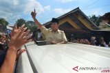 Calon presiden nomor urut 02 Prabowo Subianto menyapa pendukungnya usai menziarahi Makam Abah Anom Suryala, di Kabupaten Tasikmalaya, Jawa Barat, Sabtu (17/11/2018). Prabowo Subianto berkampanye ke daerah Kabupaten Garut dan Tasikmalaya sekaligus berziarah serta bertemu dengan tokoh ulama. ANTARA FOTO/Adeng Bustomi/kye.