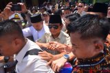     Calon presiden nomor urut 02 Prabowo Subianto (tengah) menyapa pendukungnya usai menziarahi Makam Abah Anom Suryala, di Kabupaten Tasikmalaya, Jawa Barat, Sabtu (17/11/2018). Prabowo Subianto berkampanye ke daerah Kabupaten Garut dan Tasikmalaya sekaligus berziarah serta bertemu dengan tokoh ulama. ANTARA FOTO/Adeng Bustomi/kye.