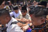 Calon presiden nomor urut 02 Prabowo Subianto menyapa pendukungnya usai menziarahi Makam Abah Anom Suryala, di Kabupaten Tasikmalaya, Jawa Barat, Sabtu (17/11/2018). Prabowo Subianto berkampanye ke daerah Kabupaten Garut dan Tasikmalaya sekaligus berziarah serta bertemu dengan tokoh ulama. ANTARA JABAR/Adeng Bustomi/agr.