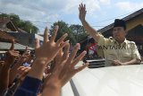 Calon presiden nomor urut 02 Prabowo Subianto menyapa pendukungnya usai menziarahi Makam Abah Anom Suryala, di Kabupaten Tasikmalaya, Jawa Barat, Sabtu (17/11/2018). Prabowo Subianto berkampanye ke daerah Kabupaten Garut dan Tasikmalaya sekaligus berziarah serta bertemu dengan tokoh ulama. ANTARA JABAR/Adeng Bustomi/agr.