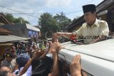 Calon presiden nomor urut 02 Prabowo Subianto menyapa pendukungnya usai menziarahi Makam Abah Anom Suryala, di Kabupaten Tasikmalaya, Jawa Barat, Sabtu (17/11/2018). Prabowo Subianto berkampanye ke daerah Kabupaten Garut dan Tasikmalaya sekaligus berziarah serta bertemu dengan tokoh ulama. ANTARA JABAR/Adeng Bustomi/agr.