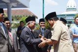 Calon Presiden nomor urut 02 Prabowo Subianto (kanan) disambut pimpinan Pondok Modern Darussalam Gontor, Hasan Abdullah Sahal (kedua kanani) dan Syamsul Hadi Abdan (ketiga kanan) saat berkunjung di Gontor, Ponorogo, Jawa Timur, Kamis (1/11/2018). Prabowo melakukan kunjungan ke Ponorogo antara lain untuk bertemu kader dan pendukungnya di sebuah warung sate ayam dan bersilaturahmi dengan pimpinan Pondok Modern Darussalam Gontor. Antara Jatim/Siswowidodo/ZK.