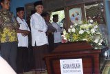 Sejumlah orang menyalatkan jenazah pramugari pesawat Lion Air JT-610 Alfiani Hidayatul Solikah di rumah duka Desa Mojorejo, Kebonsari, Kabupaten Madiun, Jawa Timur, Rabu (14/11/2018). Alfiani merupakan salah seorang pramugari yang ikut dalam penerbangan pesawat Lion Air JT-610 yang mengalami kecelakaan di perairan Karawang Jawa Barat. Antara Jatim/Siswowidodo/ZK.