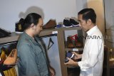 Calon Presiden Nomor Urut 01 Joko Widodo (kanan) berbincang dengan perajin sepatu di sela-sela diskusi dengan masyarakat kreatif Bandung di Simpul Space, Bandung, Jawa Barat, Sabtu (10/11/2018). Selain meninjau produk kreatif, Capres Joko Widodo juga berdialog dengan masyarakat kreatif Bandung dalam upaya mengembangkan ekonomi digital. ANTARA JABAR/Wahyu Putro A/agr.