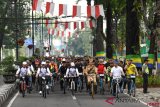 Presiden Joko Widodo (keempat kanan) didampingi sejumlah menteri kabinet kerja dan Gubernur Jawa Barat Ridwan Kamil (kedua kanan) mengayuh sepeda ontel ketika mengikuti kegiatan sepeda bersama dengan tema Bandung Lautan Sepeda di Bandung, Jawa Barat, Sabtu (10/11/2018). Kegiatan yang diikuti ribuan peserta tersebut dalam rangka memperingati Hari Pahlawan. ANTARA FOTO/Wahyu Putro A/kye.