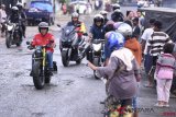 Presiden Joko Widodo (kiri) dengan berkendara motor menyapa warga saat menuju Pasar Anyar, Tangerang, Banten, Minggu (4/11/2018). Presiden blusukan ke pasar untuk mengecek harga kebutuhan pokok dan mencocokkan dengan angka inflasi. ANTARA FOTO/Puspa Perwitasari/pras.