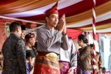 Presiden Joko Widodo memberikan salam saat penganugerahan gelar kehormatan adat Komering Provinsi Sumatera Selatan di halaman Griya Agung Palembang, Sumatera Selatan, Minggu (25/11/2018). Presiden Joko Widodo dianugerahi gelar kehormatan adat Komering Provinsi Sumsel yaitu Raja Balak Mangkunegara dan Ratu Indoman untuk Ibu Negara Iriana Joko Widodo. ANTARA FOTO/Nova Wahyudi/aww.