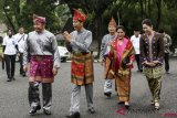     Presiden Joko Widodo (kedua kiri) didampingi Ibu Negara Iriana Joko Widodo (kedua kanan) berjalan bersama Gubernur Sumatera Selatan Herman Deru (kiri) dan istri Febrita Lustia (kanan) saat menghadiri penganugerahan gelar kehormatan adat Komering Provinsi Sumatera Selatan di halaman Griya Agung Palembang, Sumatera Selatan, Minggu (25/11/2018). Presiden Joko Widodo dianugerahi gelar kehormatan adat Komering Provinsi Sumsel yaitu Raja Balak Mangkunegara dan Ratu Indoman untuk Ibu Negara Iriana Joko Widodo. ANTARA FOTO/Nova Wahyudi/aww.