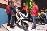     Presiden Joko Widodo (kedua kanan) mengamati motor listrik pada pameran Indonesia Motorcycle Show (IMOS) 2018 di Jakarta Convention Center, Jakarta, Sabtu (3/11/2018). Presiden mengunjungi IMOS 2018 untuk melihat perkembangan kemajuan industri sepeda motor Indonesia. ANTARA FOTO/Puspa Perwitasari/hp.