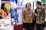 Presiden Joko Widodo (kanan) didampingi Kepala Lembaga Ilmu Pengetahuan Indonesia (LIPI) Laksana Tri Handoko (kedua kanan) meninjau Indonesia Science Expo di Tangerang, Banten, Kamis (1/11/2018). Presiden mengapresiasi riset dari peneliti muda dan mendorong terobosan baru dari ilmu pengetahuan teknologi dan inovasi. ANTARA FOTO/Puspa Perwitasari/kye.