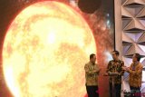     Presiden Joko Widodo (tengah) didampingi Menristek Dikti Mohamad Nasir (kiri) dan Kepala Lembaga Ilmu Pengetahuan Indonesia (LIPI) Laksana Tri Handoko (kanan) membuka Indonesia Science Expo di Tangerang, Banten, Kamis (1/11/2018). Presiden mengapresiasi riset dari peneliti muda dan mendorong terobosan baru dari ilmu pengetahuan teknologi dan inovasi. ANTARA FOTO/Puspa Perwitasari/kye.