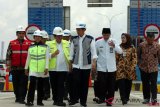 Presiden Joko Widodo (tengah) didampingi Sekretaris Kabinet Kerja Pramono Anung (ketiga kiri), Menteri PUPR Basuki Hadimuljono, Menteri BUMN Rini Soemarno (kedua kiri) dan Wakil Gubernur Jawa Tengah Taj Yasin (kiri) meninjau gate tol saat peresmian tol Pejagan-Pemalang, di Gate Tol Tegal, Kalimati, Kabupaten Tegal, Jawa Tengah, Jumat (9/11/2018). Peresmian Tol Pejagan-Pemalang seksi III Brebes Timur-Tegal dan seksi IV Tegal Pemalang sepanjang 37,3 kilometer dan Tol Pemalang-Batang segmen Sewaka-Simpang Susun Pemalang sepanjang 5,4 km tersebut agar distribusi barang dan jasa semakin lancar sehingga biaya logistik bisa ditekan. ANTARA FOTO/Oky Lukmansyah/ama.