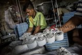 Pekerja membuat kerupuk di salah satu industri kerupuk rumahan Desa Babakan, Cisaat, Kabupaten Sukabumi, Jawa Barat, Jumat (10/11/2018). Menurut pelaku usaha kerupuk setempat, sejak musim penghujan tiba produksi kerupuk mengalami penurunan hingga 50 persen dari 150 kg menjadi 75 kg per hari. ANTARA JABAR/Nurul Ramadhan/agr.
