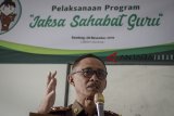 Kepala Kejaksaan Tinggi Jawa Barat Raja Nafrizal memberikan penyuluhan saat program Jaksa Sahabat Guru di SMAN 9 Bandung, Kamis (8/11/2018). Program yang disepakati bersama antara Pemerintah Provinsi Jawa Barat, Kejaksaan Tinggi Jabar dan Persatuan Guru Republik Indonesia (PGRI) Jabar tersebut ditujukan untuk meningkatkan kinerja dan pengelolaan anggaran pendidikan di Jabar. ANTARA JABAR/Raisan Al Farisi/agr.
