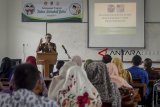 Kepala Kejaksaan Tinggi Jawa Barat Raja Nafrizal memberikan penyuluhan saat program Jaksa Sahabat Guru di SMAN 9 Bandung, Kamis (8/11/2018). Program yang disepakati bersama antara Pemerintah Provinsi Jawa Barat, Kejaksaan Tinggi Jabar dan Persatuan Guru Republik Indonesia (PGRI) Jabar tersebut ditujukan untuk meningkatkan kinerja dan pengelolaan anggaran pendidikan di Jabar. ANTARA JABAR/Raisan Al Farisi/agr.