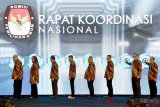 Ketua Komisi Pemilihan Umum (KPU) Arief Budiman (keempat kanan) didampingi jajaran Komisioner KPU membuka secara simbolis Rapat Koordinasi Nasional (Rakornas) Kesiapan Penyelenggara Pemilu Serentak 2019 di Jakarta, Sabtu (17/11/2018). Rapat yang diikuti anggota KPU tingkat pusat, provinsi dan kabupaten/kota dari seluruh penjuru Tanah Air tersebut untuk memastikan kesiapan serta komitmen jelang Pemilu serentak 2019. ANTARA FOTO/Sigid Kurniawan/ama.