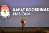     Ketua Komisi Pemilihan Umum (KPU) Arief Budiman menyampaikan arahan dalam Rapat Koordinasi Nasional (Rakornas) Kesiapan Penyelenggara Pemilu Serentak 2019 di Jakarta, Sabtu (17/11/2018). Rapat yang diikuti anggota KPU tingkat pusat, provinsi dan kabupaten/kota dari seluruh penjuru Tanah Air tersebut untuk memastikan kesiapan serta komitmen jelang Pemilu serentak 2019. ANTARA FOTO/Sigid Kurniawan/ama.
