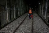 Petugas memeriksa bantalan rel di terowongan yang merupakan terowongan kereta tertua di Indonesia, Lampegan, Kabupaten Cianjur, Jawa Barat, Minggu (4/11/2018). Kementerian Perhubungan menargetkan reaktivasi jalur kereta api yang menghubungkan Cianjur ke Padalarang tersebut akan kembali beroperasi pada Desember 2019 mendatang. ANTARA JABAR/Nurul Ramadhan/agr.
