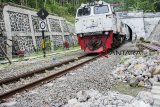 Kereta api jurusan Sukabumi-Cianjur melintasi terowongan yang merupakan terowongan kereta tertua di Indonesia, Lampegan, Kabupaten Cianjur, Jawa Barat, Minggu (4/11/2018). Kementerian Perhubungan menargetkan reaktivasi jalur kereta api yang menghubungkan Cianjur ke Padalarang tersebut akan kembali beroperasi pada Desember 2019 mendatang. ANTARA JABAR/Nurul Ramadhan/agr.