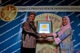 Ketua Umum Lembaga Prestasi Indonesia-Dunia (LEPRID) Paulus Pangka (kiri) menyerahkan piagam LEPRID kepada Yesi Hendriani Supartoyo (kanan) atas prestasinya sebagai Doktor Perencanaan Pembangunan Wilayah dan Pedesaan Termuda, di Semarang, Jawa Tengah, Minggu (10/11/2018). Yesi meraih gelar Doktor pada usia 28 tahun dari Institut Pertanian Bogor (IPB) dengan disertasi berjudul 