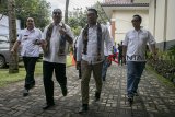 Menteri Pariwisata Arief Yahya (kedua kiri) bersama Gubernur Provinsi Jawa Barat Ridwan Kamil (kedua kanan) berbincang saat kunjungan kerja di Kawasan Pangandaran, Jawa Barat, Rabu (28/11/2018). Pemerintah Indonesia melalui usulan Pemerintah Provinsi Jawa Barat berencana melakukan penetapan sejumlah area Kabupaten Pangandaran sebagai Kawasan Ekonomi Khusus pada Maret 2019 untuk dikembangkan sebagai salah satu destinasi wisata di Indonesia bertaraf internasional. ANTARA JABAR/Novrian Arbi/agr.