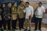 Menteri Pariwisata RI Arief Yahya (kanan) bersama Gubernur Provinsi Jawa Barat Ridwan Kamil (kedua kanan) berbincang dengan sejumlah investor dan pengembang saat kunjungan kerja di Kawasan Pangandaran, Jawa Barat, Rabu (28/11/2018). Pemerintah Indonesia melalui usulan Pemerintah Provinsi Jawa Barat berencana melakukan penetapan sejumlah area Kabupaten Pangandaran sebagai Kawasan Ekonomi Khusus pada maret 2019 untuk dikembangkan sebagai salah satu destinasi wisata di Indonesia bertaraf internasional. ANTARA JABAR/Novrian Arbi/agr.