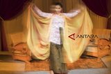 Pelakon Maesaroh (Maudy Koesnaedi) mementaskan salah satu adegan tarian Ronggeng Kulawu di Selasar Sunaryo Art Space, Bandung, Jawa Barat, Minggu (4/11/2018). Pentas teater Ronggeng Kulawu bercerita tentang seorang ronggeng dari dusun Kulawu bertemu dengan Kapten Kazuo Ito di masa penjajahan Jepang. ANTARA JABAR/M Agung Rajasa/agr.