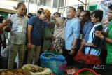 Calon Wakil Presiden nomor urut 02 Sandiaga Salahudin Uno (tengah) berbincang dengan pedagang saat mengunjungi Pasar Keberagaman Umat, Peunayung, di Banda Aceh, Selasa (20/11/2018). Kunjungan cawapres, Sandiaga Salahudin Uno ke pasar tradisional itu untuk berdialog dengan pedagang terkait perkembangan harga kebutuhan pokok. (Antara Aceh/Ampelsa)