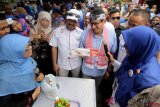 Calon Wakil Presiden nomor urut 02, Sandiaga Salahudin Uno (ketiga kanan) berbincang dengan pelaku Usaha Mikro, Kecil, dan Menengah (UMKM) di Kota Bogor, Jawa Barat, Kamis (8/11/2018). Dalam kunjungannya Sandiaga Uno menyerap aspirasi warga terkait dengan pemberdayaan UMKM. ANTARA FOTO/Yulius Satria Wijaya/ama.