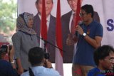  Calon Wakil Presiden nomor urut 02 Sandiaga Salahudin Uno (kanan) berdialog dengan warga saat meresmikan Roemah Djoeang di Borobudur, Magelang, Jawa Tengah, Minggu (18/11/2018). Dalam kampanyenya Sandiaga Uno menyampaikan program-program ekonomi kerakyatan serta pengembangan kawasan Borobudur sebagai pusat pariwisata berkelas dunia. ANTARA FOTO/Anis Efizudin/hp.