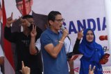     Calon Wakil Presiden nomor urut 02 Sandiaga Salahudin Uno bernyanyi bersama warga saat meresmikan Roemah Djoeang di Borobudur, Magelang, Jawa Tengah, Minggu (18/11/2018). Dalam kampanyenya Sandiaga Uno menyampaikan program-program ekonomi kerakyatan serta pengembangan kawasan Borobudur sebagai pusat pariwisata berkelas dunia. ANTARA FOTO/Anis Efizudin/hp.