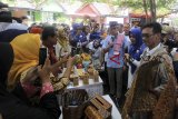 Calon Wakil Presiden nomor urut 02 Sandiaga Salahudin Uno (ketiga kanan) berbincang dengan pelaku Usaha Mikro, Kecil, dan Menengah (UMKM) di Kota Bogor, Jawa Barat, Kamis (8/11/2018). Dalam kunjungannya Sandiaga Uno menyerap aspirasi warga terkait dengan pemberdayaan UMKM. ANTARA JABAR/Yulius Satria Wijaya/agr.