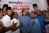 Calon Wakil Presiden nomor urut 02 Sandiaga Salahudin Uno (ketiga kiri) foto bersama relawan pendukungnya di Roemah Djoeang, Banyuwangi, Jawa Timur, Selasa (27/11/2018). Selain menyapa relawan pendukungnya, Sandi juga meresmikan Roemah Djoeang yang menjadi markas pemenangan Prabowo-Sandi pada pemilihan Presiden 2019. ANTARA FOTO/Budi Candra Setya/ama.