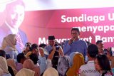     Calon Wakil Presiden nomor urut 02 Sandiaga Salahudin Uno menyapa relawan pendukungnya di, Banyuwangi, Jawa Timur, Selasa (27/11/2018). Selain menyapa relawan pendukungnya, Sandi juga meresmikan rumah juang yang menjadi markas pemenangan Prabowo-Sandi pada pemilihan Presiden 2019. ANTARA FOTO/Budi Candra Setya/ama