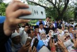     Calon Wakil Presiden nomor urut 02 Sandiaga Salahudin Uno (tengah) bersama relawan dan kader partai pengusung berdoa saat berziarah ke kuburan massal korban tsunami pada rangkaian safari politik kampanye Pilpres 2019 di Desa Siron, Aceh Besar, Aceh, Selasa (20/11/2018). Selama dua hari kunjungan ke Provinsi Aceh calon Wakil Presiden Sandiaga Salahudin Uno melaksanaka berbagai kegiatan diantaranya berkunjung ke pasar tradisional peunayong, bersilahturrahmi dengan para ulama dan bertemu dengan relawan serta kader partai pengusung. ANTARA FOTO/Irwansyah Putra/ama.