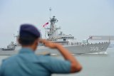 KRI Usman Harun-359 yang tergabung dalam Satgas Maritim Task Force (MTF) Konga XXVIII.J UNIFIL mendapatkan sambutan ketika memasuki di Dermaga Ujung Koarmada II Surabaya, Jawa Timur, Kamis (8/11/2018). Satgas yang dipimpin oleh Komandan KRI Usman Harun-359 Kolonel Laut (P) Alan Dahlan tersebut kembali dalam jajaran Koarmada II usai mengemban misi perdamaian dunia selama setahun. Antara Jatim/M Risyal Hidayat/ZK