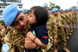Seorang prajurit TNI AL yang tergabung dalam Satgas Maritim Task Force (MTF) Konga XXVIII.J UNIFIL dicium anaknya ketika tiba di Dermaga Ujung Koarmada II Surabaya, Jawa Timur, Kamis (8/11/2018). Satgas yang dipimpin oleh Komandan KRI Usman Harun-359 Kolonel Laut (P) Alan Dahlan tersebut kembali dalam jajaran Koarmada II usai mengemban misi perdamaian dunia selama setahun. Antara Jatim/M Risyal Hidayat/ZK