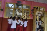 Siswa Sekolah Dasar Negeri Kertajaya melihat kelasnya yang ambruk di Desa Kawitan, Kabupaten Tasikmalaya, Jawa Barat, Selasa (13/11/2018). Akibat diguyur hujan deras disertai agin kencang membuat satu ruang kelas ambruk, sehingga jika terjadi hujan deras kegiatan belajar mengajar dihentikan karena takut terjadi ambruk susulan dan berharap kepada pemerintah setempat segera diperbaiki. ANTARA JABAR/Adeng Bustomi/agr.